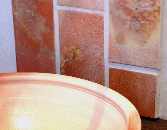 Visby Beikes Keramisk interiør - hånddrejet keramisk håndvask med bagvæg af håndlavede keramiske muffelbrændte fliser